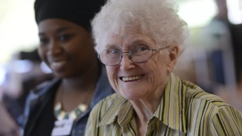 Personne âgée souriante