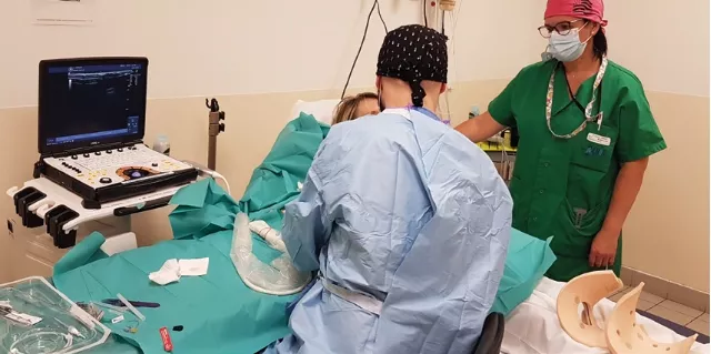 2 soignants s'occupent d'une patiente