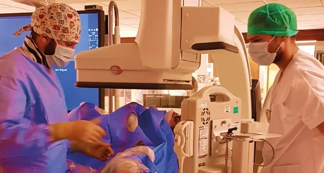 2 soignants s'occupent d'un patient