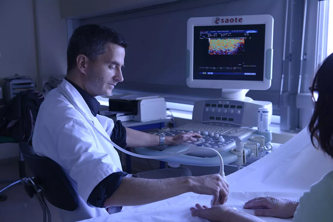un radiologue fait une échographie à une patiente