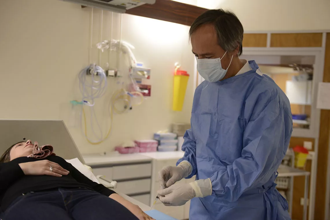 un médecin prépare une patiente pour un examen