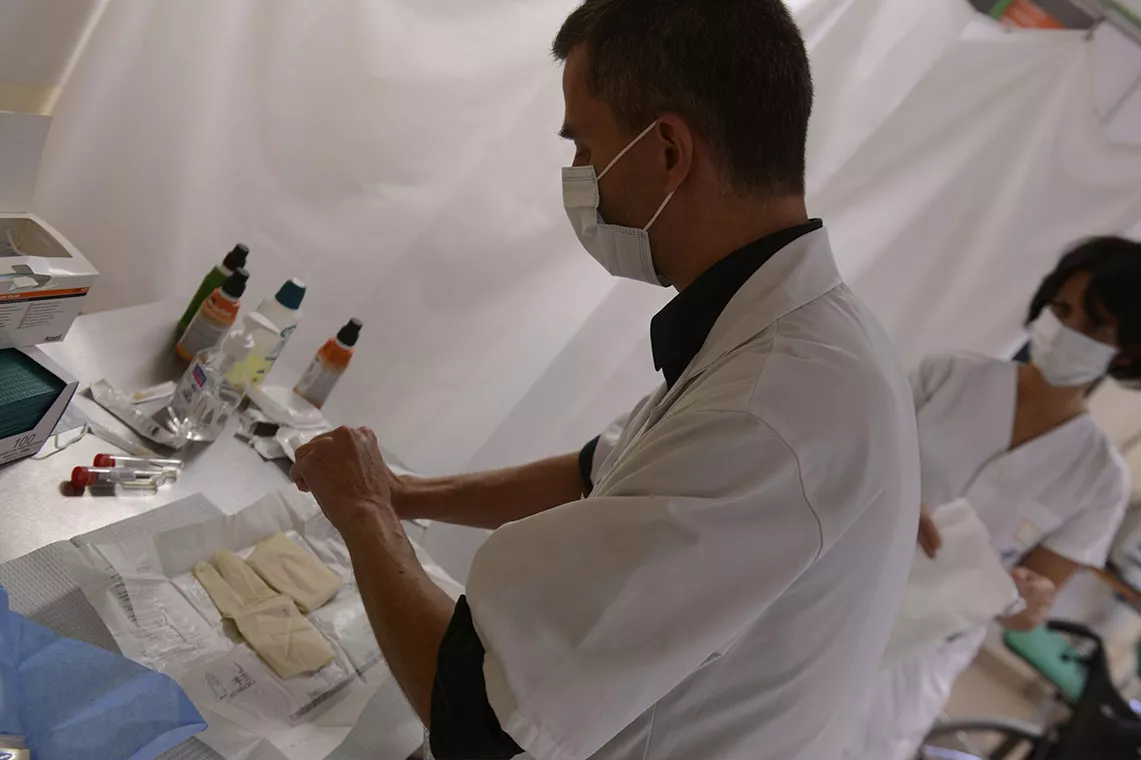 un médecin et une infirmière préparent le matériel médical pour une intervention