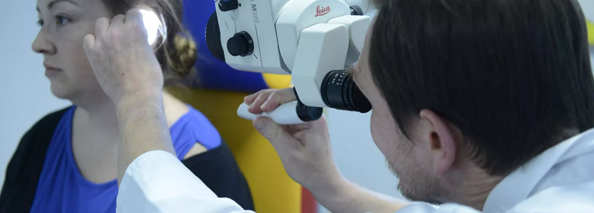 Un médecin examine l'oreille d'une patiente