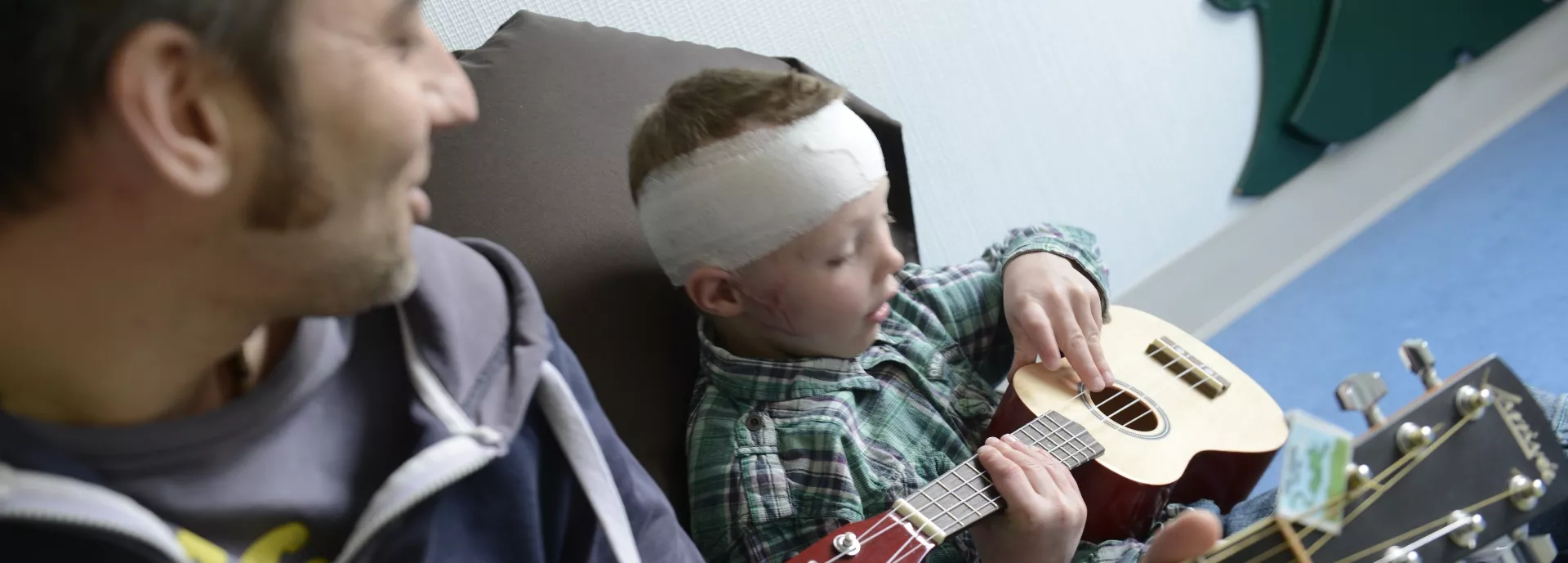 Un enfant joue de la guitare