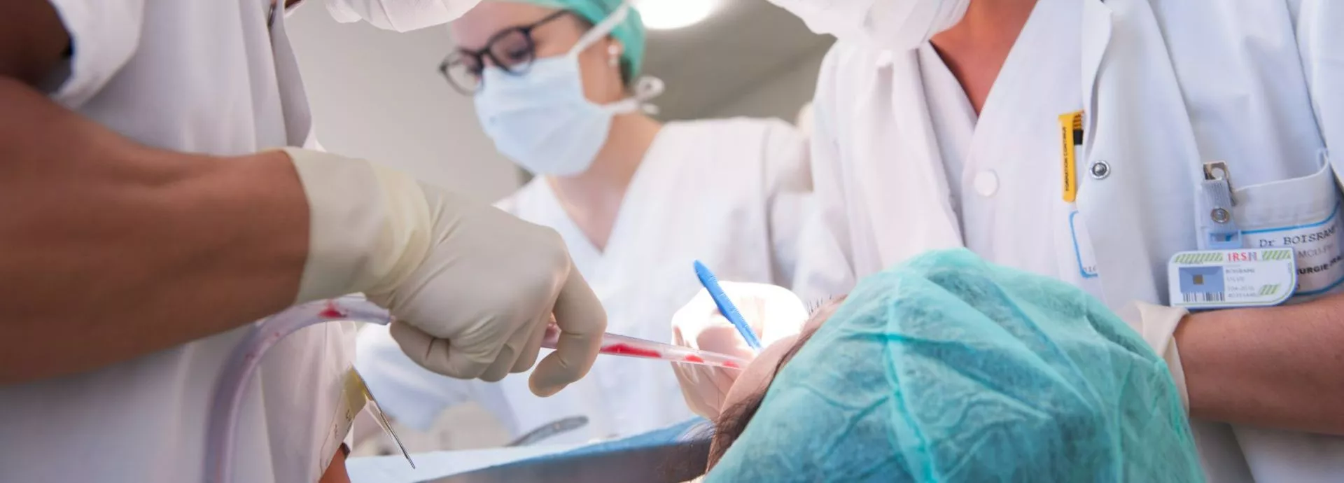 Opération de chirurgie dentaire