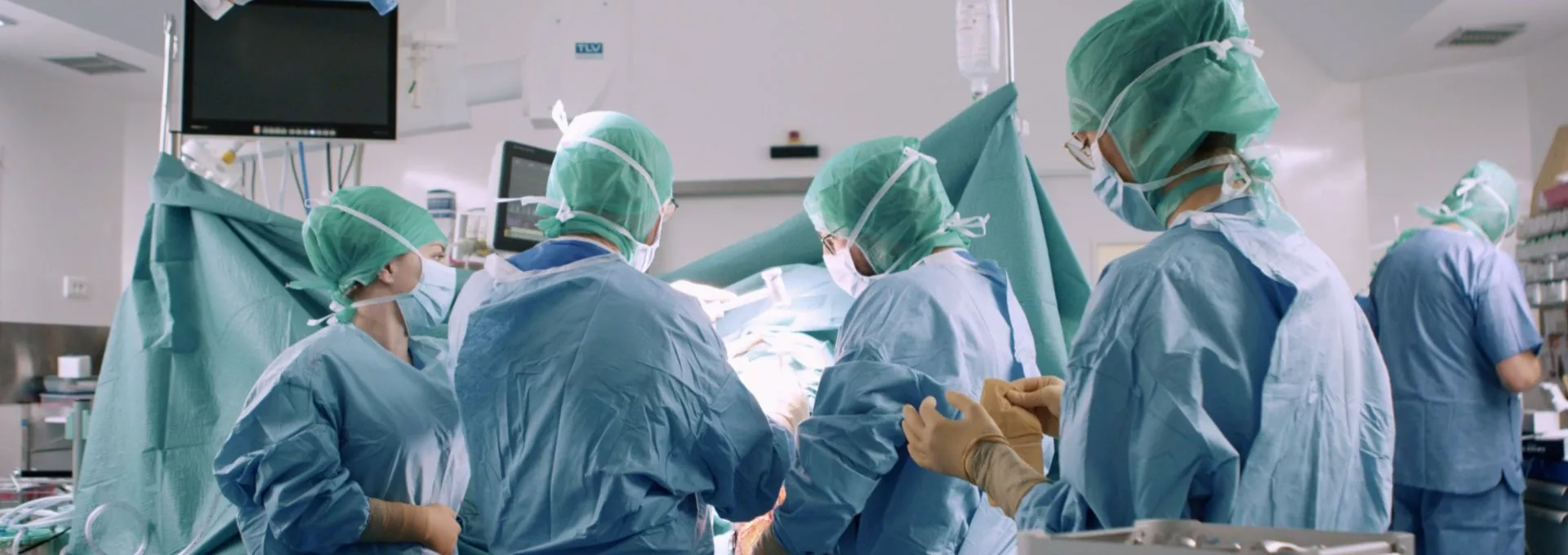 5 médecins et infirmières pendant une opération