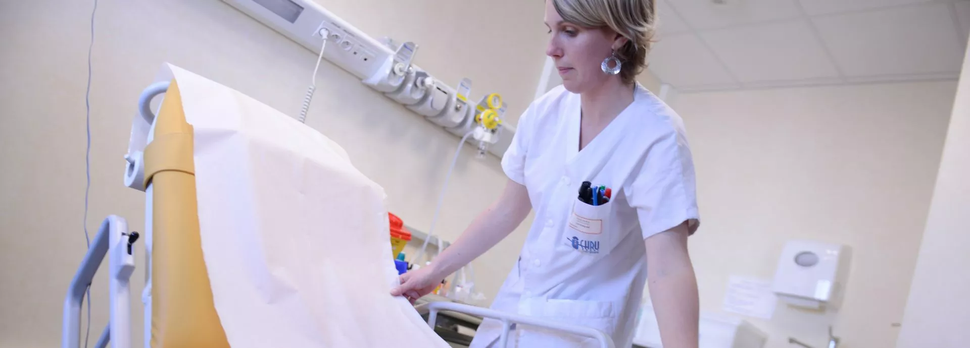 infirmière couvrant une table d'examen