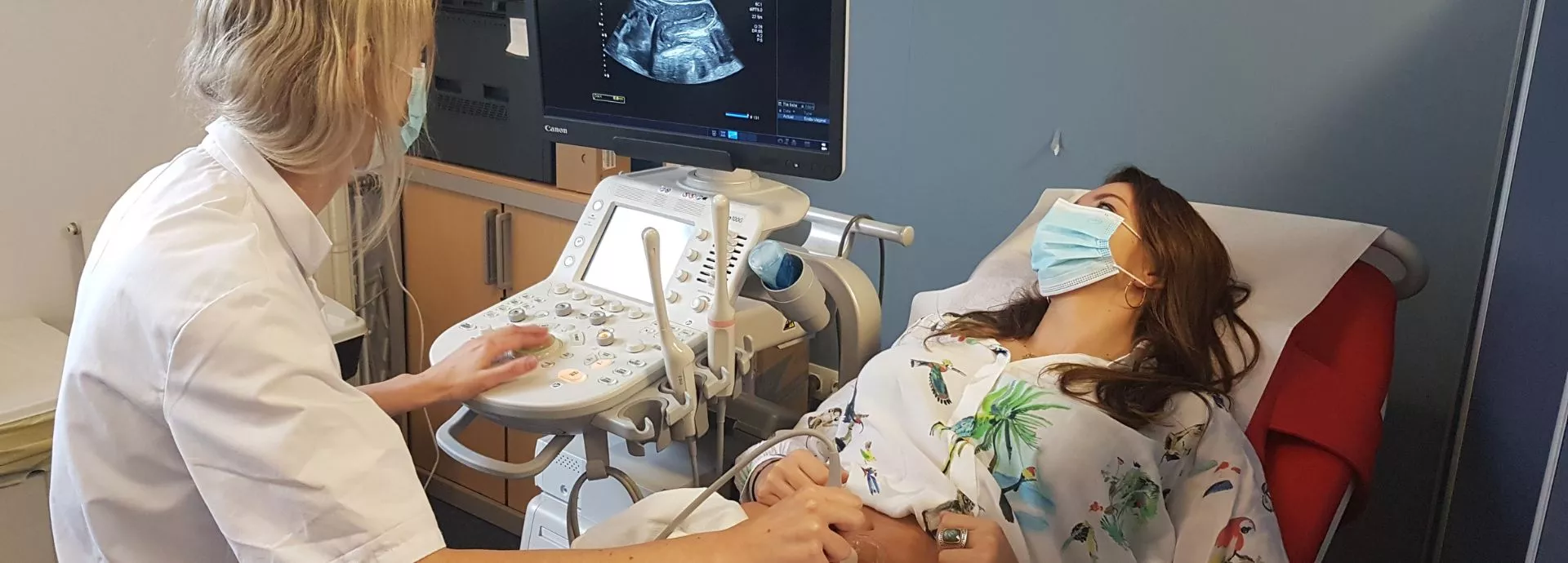 Echographie d'une femme par une soignante