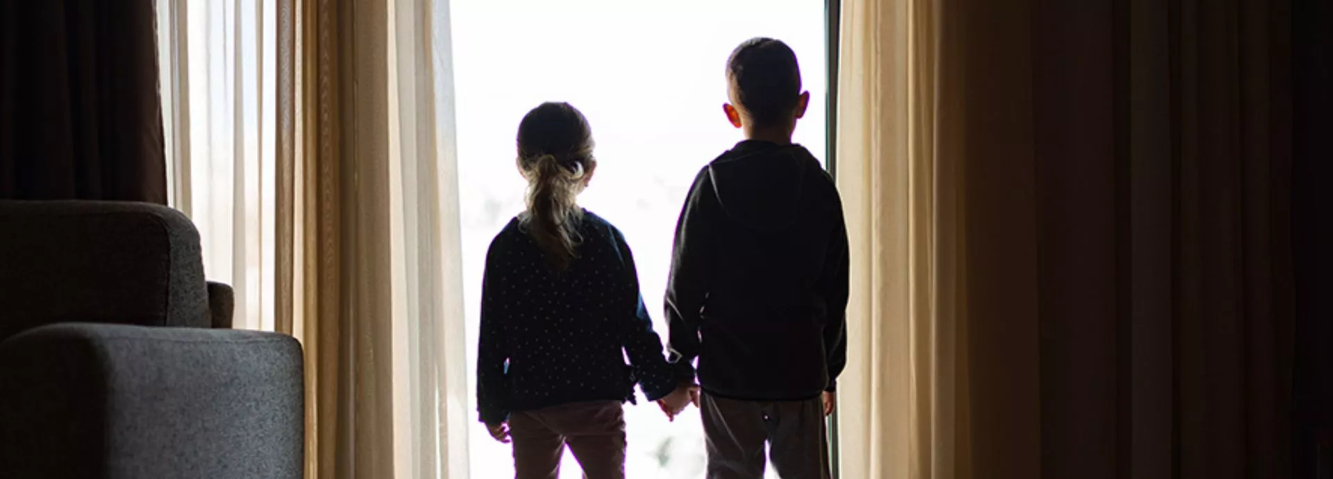 Deux enfants qui se tiennent la main