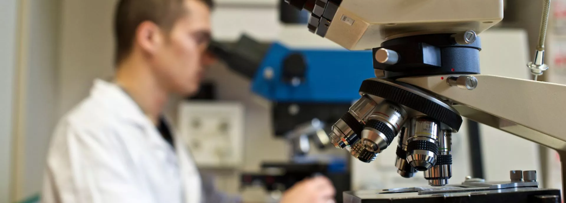 Homme qui regarde dans un microscope