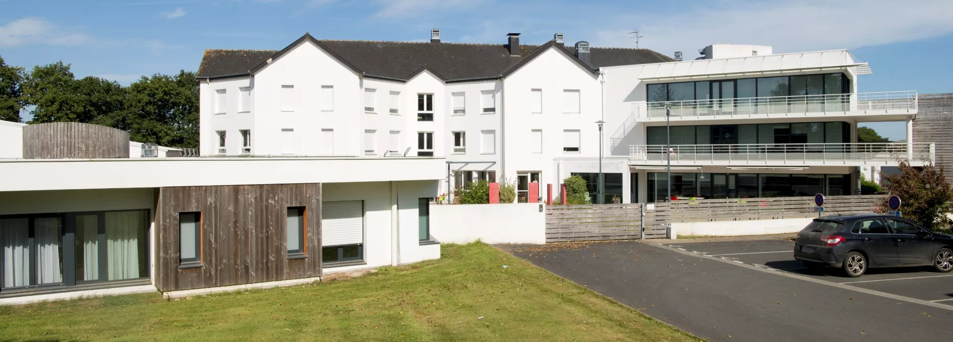 Vue large de l'entrée et des bâtiments de l'EHPAD Ker Dudi à Trébrivan