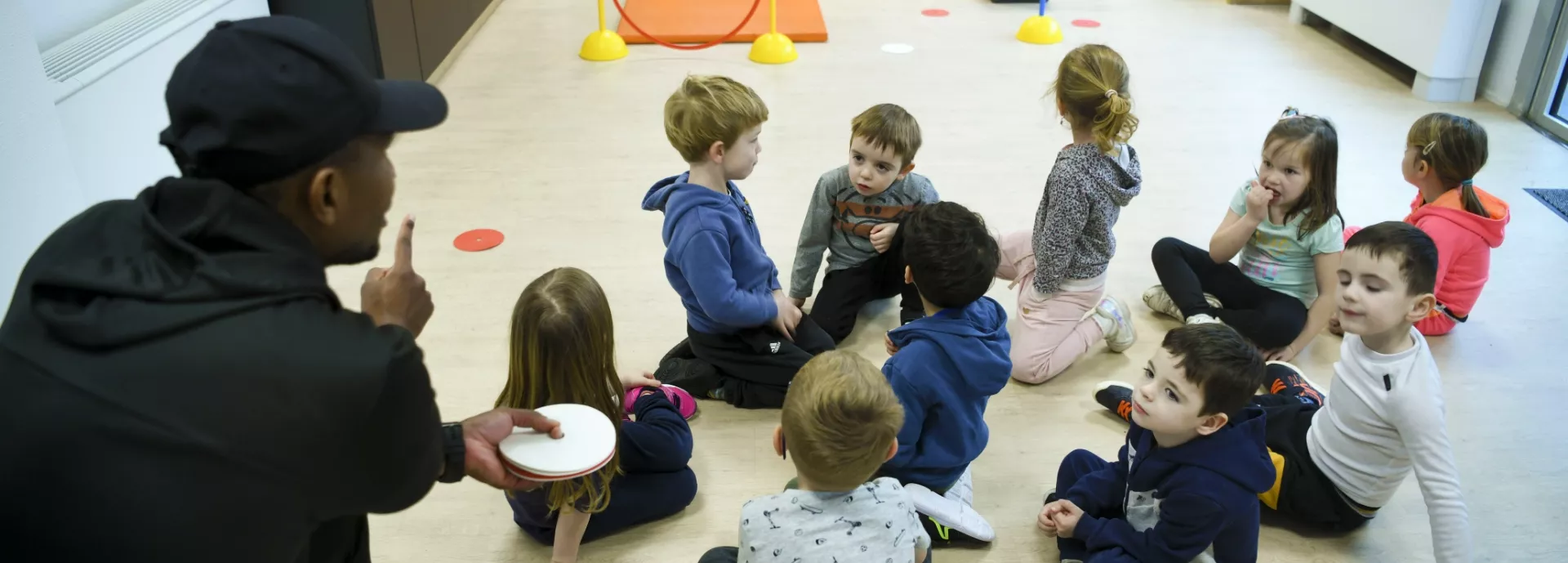 Dans le tiers lieu René Fortin, un animateur explique un jeu à un groupe d'enfants