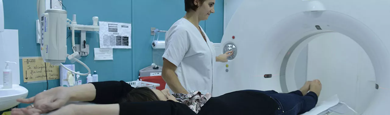 une soignante s'occupe d'un patient dans un appareil IRM
