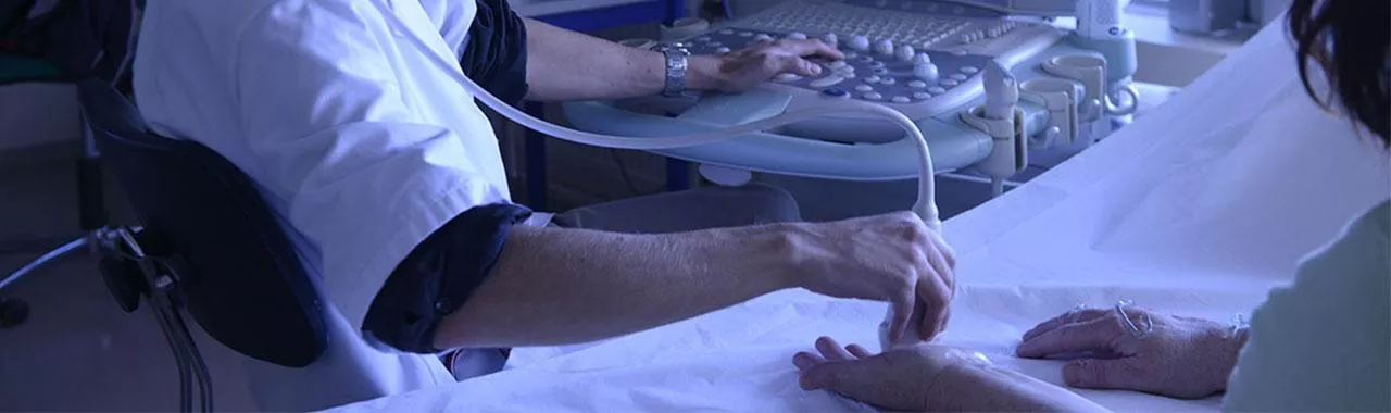 un radiologue fait une échographie à une patiente âgée
