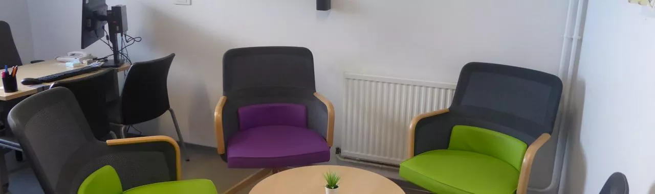 photo d'un bureau avec quatre chaises autour d'une table basse