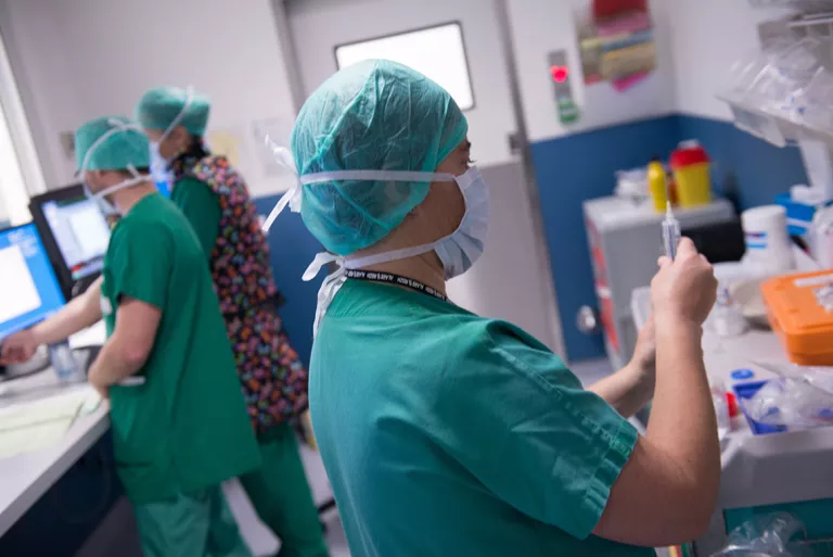 des soignants sont dans un laboratoire d'analyses