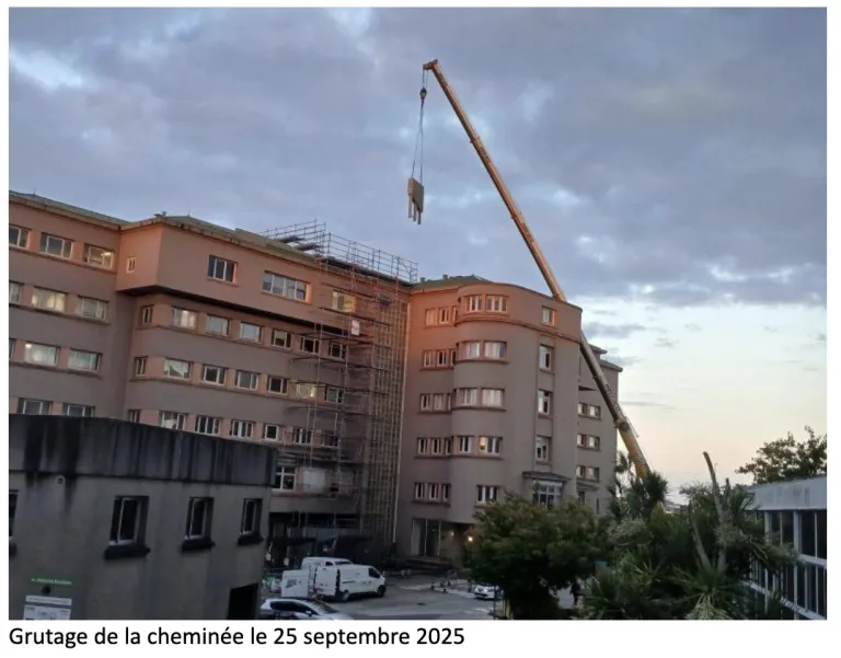 Grutage de la cheminée le 25 septembre 2025 
