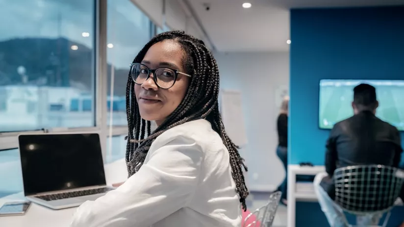 Secrétaire souriante à son bureau