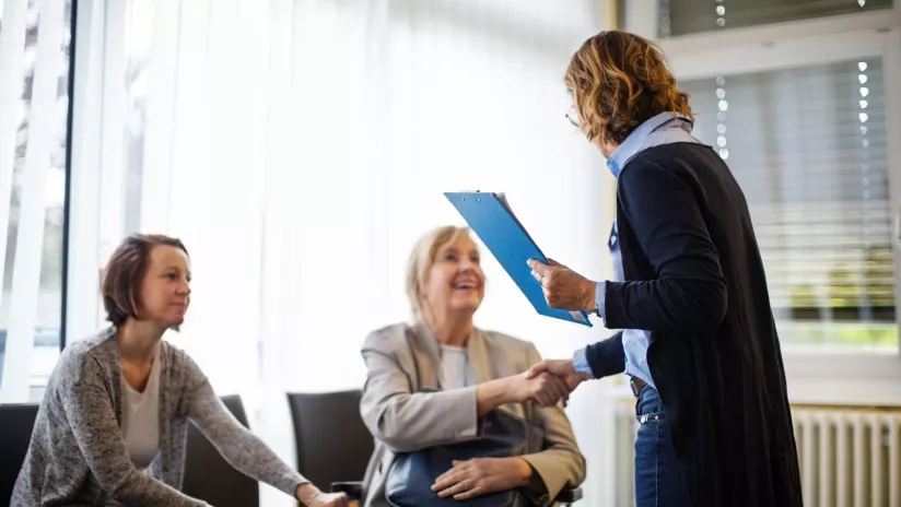 Une femme vient de signer ses directives anticipées