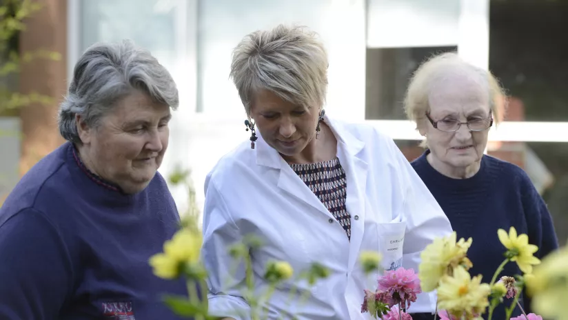 soignante dans le jardin avec deux patientes âgées