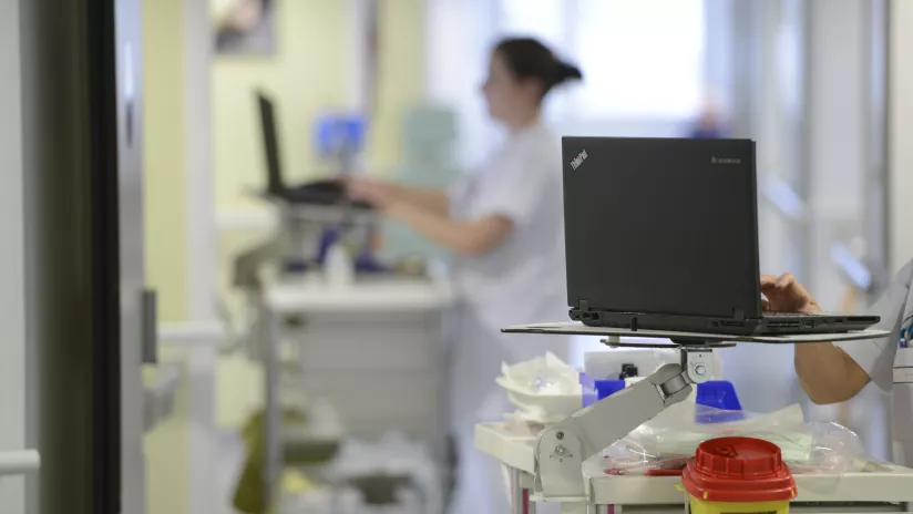 un ordinateur dans un couloir d'hôpital