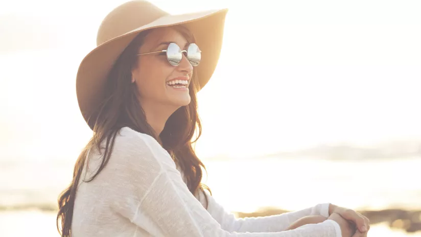femme avec chapeau, lunette de soleil et t-shirt à manches longues