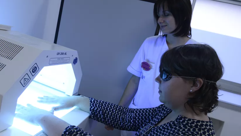 femme les amins dans un appareil de dermatologie