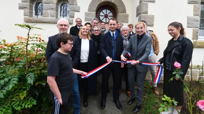 Un groupe de personnes et personnalités publiques va couper le ruban pour inaugurer la maison MADEO