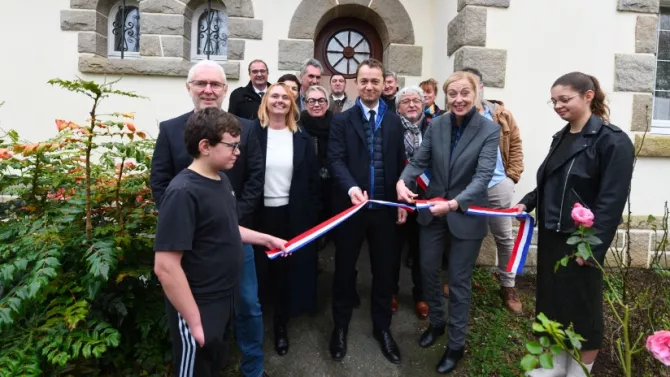 Un groupe de personnes et personnalités publiques va couper le ruban pour inaugurer la maison MADEO