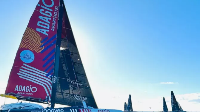 départ de Eric Péron sur l'arkea Ultim Challenge : Imoca Adagio sur l'eau