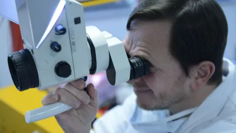 Un médecin utilise un appareil pour regarder la gorge