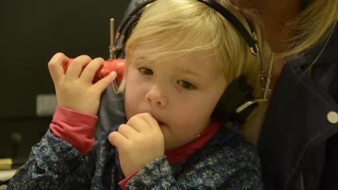 jeune enfant avec un casque auditif