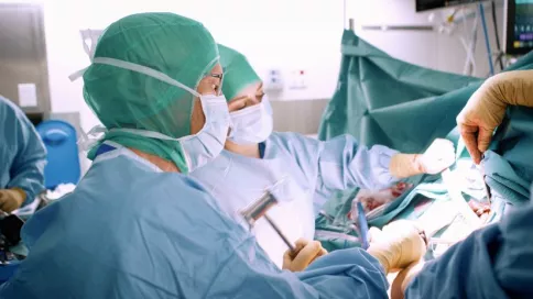 Opération d'orthopédie en cours