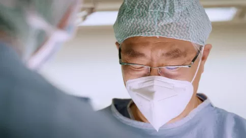 Un chirurgien plastique pendant une opération