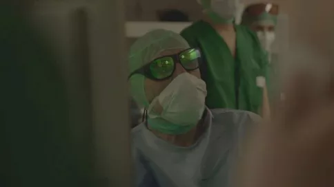 Un médecin avec des lunettes