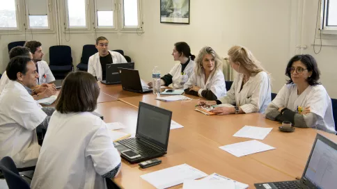 Soignants qui discutent autour d'une table