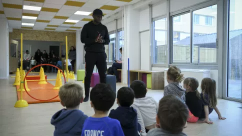 Educateur qui parle avec des enfants