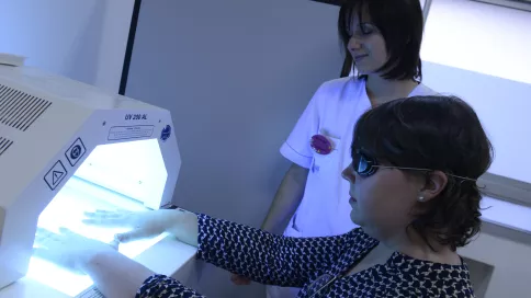 femme les amins dans un appareil de dermatologie