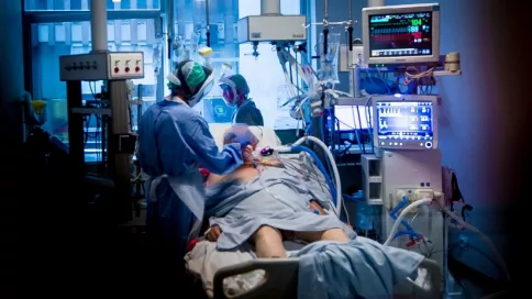 Anticiper les complications des patients admis en soins intensifs dans un état grave et améliorer leur pronostic de réanimation.