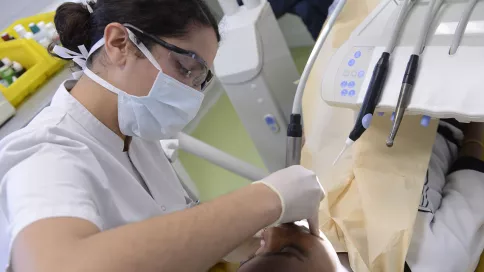 une dentiste pratique des soins sur un enfant