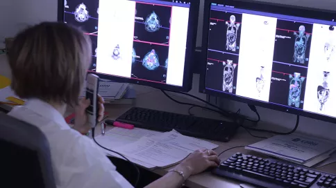 une médecin observe des examens d'imagerie médicale