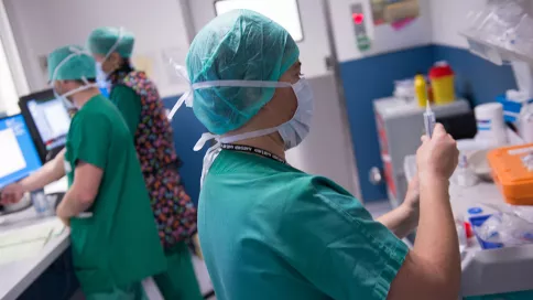 des soignants sont dans un laboratoire d'analyses