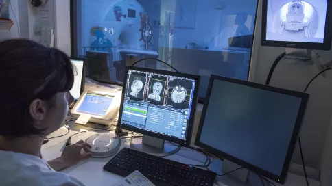 une soignante regarde les résultat d'un scanner