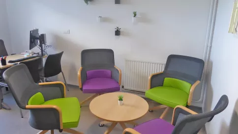 photo d'un bureau avec quatre chaises autour d'une table basse