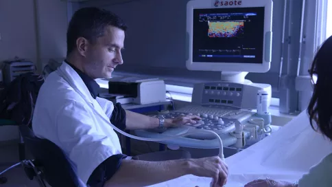 un radiologue fait une échographie à une patiente